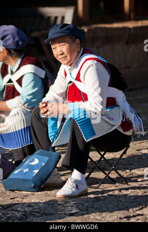 Naxi donna che indossa il costume tradizionale, Lijiang, nella provincia dello Yunnan in Cina Foto Stock