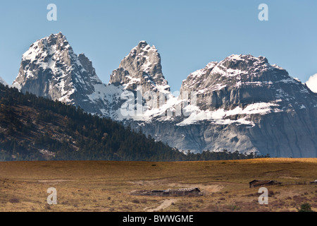 Yulong Xue Shan Mountain, noto anche come Jade Dragon Snow Mountain, da Yak Meadow Viewpoint, Lijiang, nella provincia dello Yunnan in Cina Foto Stock