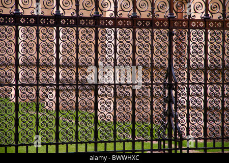 Un decorativo recinzione metallica chiude il quad da St John's College Chapel in Camrbidge, Inghilterra Foto Stock