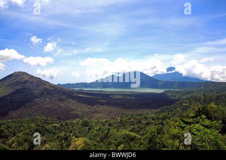 Danau (lago) Batur, con i vulcani Gunung (Mount) Batur sinistra, Gunung Abang nel mezzo e Gunung Agung nella parte posteriore destra Foto Stock
