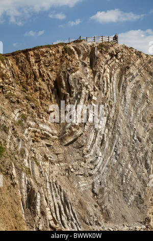 Piegatura di calcare (Lulworth crumple), stair foro (ansa), nelle vicinanze Lulworth Cove, Jurassic Coast Sito Patrimonio Mondiale, Dorset, Inghilterra Foto Stock