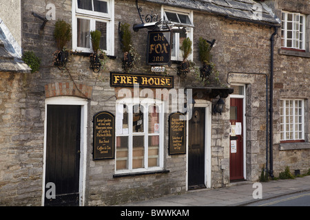 La Fox Inn (circa 1568), Corfe Castle village, Dorset, England, Regno Unito Foto Stock