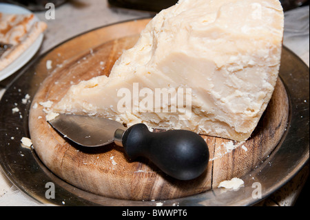 Un pezzo di formaggio Parmigiano Reggiano Foto Stock