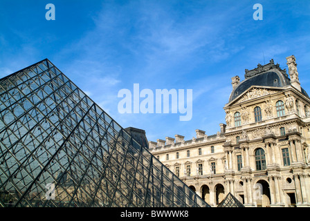 Il cortile e la Piramide del Louvre, l'entrata principale del Museo del Louvre di Parigi, Francia. Foto Stock