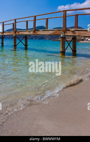 Ponte sopra l'oceano su una spiaggia in Maiorca Foto Stock