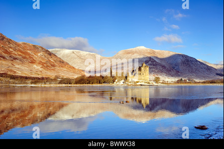 Guardando attraverso un parzialmente congelato Loch Awe e le rovine di Kilchurn Castle in Argyle, Scozia. Foto Stock