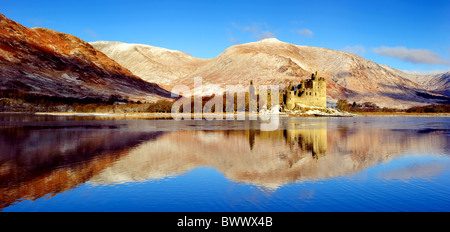 Guardando attraverso un parzialmente congelato Loch Awe e le rovine di Kilchurn Castle in Argyle, Scozia. Foto Stock