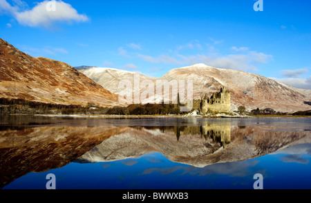 Guardando attraverso un parzialmente congelato Loch Awe e le rovine di Kilchurn Castle in Argyle, Scozia. Foto Stock