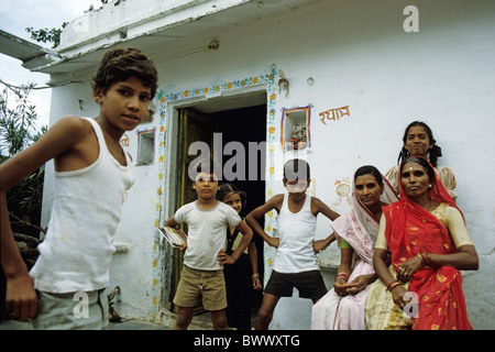 Famiglia indiana al di fuori della loro casa, Udaipur, Rajasthan, India. Foto Stock