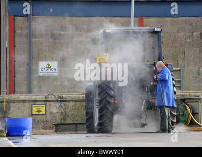 Il lavaggio a pressione del trattore punto di disinfezione Foto Stock