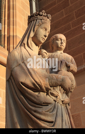 La Madonna e il bambino statua fuori la Cattedrale di St Mary College Street, Sydney, Nuovo Galles del Sud, NSW, Australia, Oceania Foto Stock