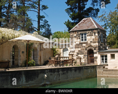 Zona attorno alla piscina MONTSALVAT , artista comunità VICTORIA AUSTRALIA Foto Stock