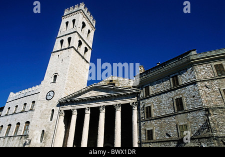 Il campanile e le colonne della chiesa una volta il Tempio di Minerva, Assisi, Italia. Foto Stock