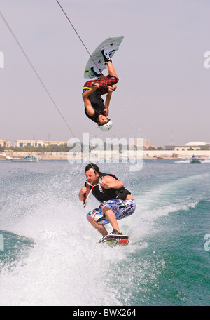 Wake boarding a Umm Al Quwain, UAE, Medio Oriente Foto Stock