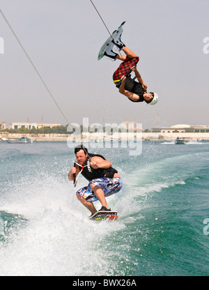 Wake boarding a Umm Al Quwain, UAE, Medio Oriente Foto Stock