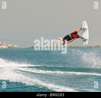 Wake boarding a Umm Al Quwain, UAE, Medio Oriente Foto Stock