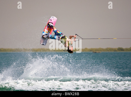 Wake boarding a Umm Al Quwain, UAE, Medio Oriente Foto Stock