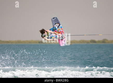 Wake boarding a Umm Al Quwain, UAE, Medio Oriente Foto Stock