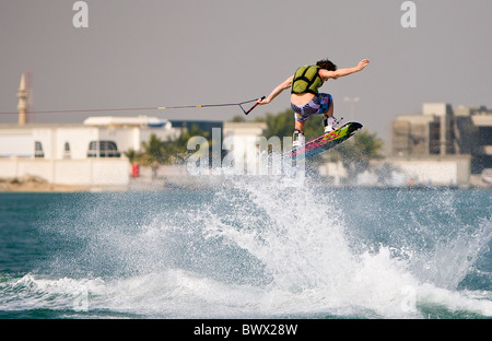 Wake boarding a Umm Al Quwain, UAE, Medio Oriente Foto Stock