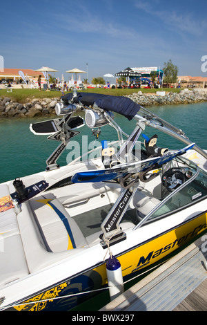 Wake boarding a Umm Al Quwain, UAE, Medio Oriente Foto Stock