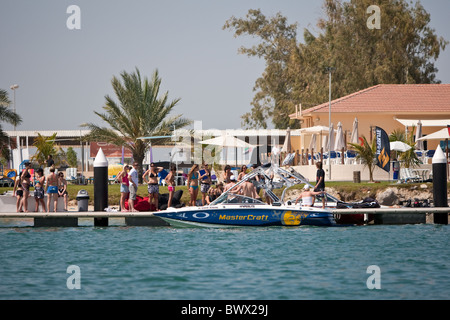 Wake boarding a Umm Al Quwain, UAE, Medio Oriente Foto Stock