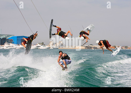 Wake boarding a Umm Al Quwain, UAE, Medio Oriente Foto Stock