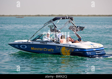 Wake boarding a Umm Al Quwain, UAE, Medio Oriente Foto Stock