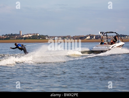 Wake boarding a Umm Al Quwain, UAE, Medio Oriente Foto Stock