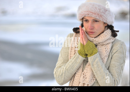 Donna mantenendo calda Foto Stock