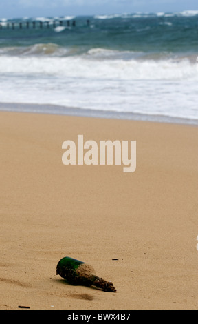 Scartata la bottiglia di vino sulla spiaggia Pounders Laie, Hawaii Foto Stock