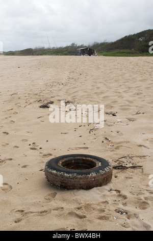 Pneumatici per auto su Kahuku beack con accampamento di pesca in primo piano Foto Stock