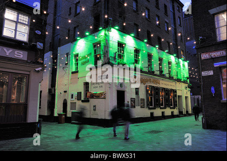 Flanagans Apple Irish themed public house in Matthew Street, Liverpool - home originale del Cavern Club che è stato iarde di distanza. Foto Stock