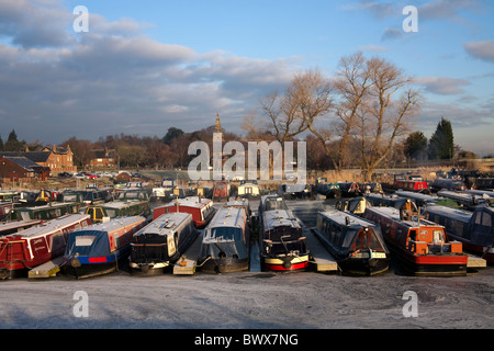 Marina in inverno, lago ghiacciato e barche casa St Mary's Marina in Rufford Foto Stock