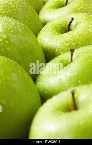 Grande gruppo di le mele Granny Smith in una fila. Messa a fuoco selettiva Foto Stock