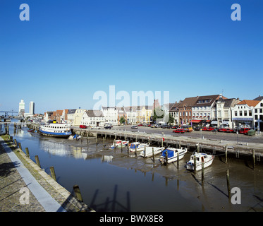 Germania Nord Europa Frisoni Husum panoramica sul canale del porto canale di terra porta passerella barche Foto Stock