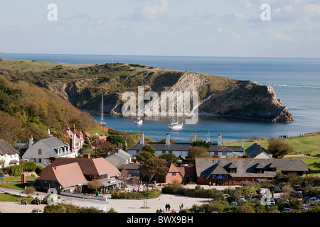 La vista del villaggio di Lulworh Cove lungo la costa del Dorset dalle passeggiate lungo il sud ovest sentiero costiero. DAVID MANSELL Foto Stock