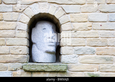 Scultura moderna in un'alcova al Dean Clough Halifax West Yorkshire Inghilterra Foto Stock