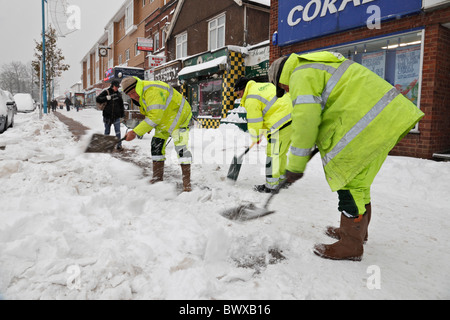 I lavoratori del consiglio la rimozione di neve dal marciapiede. Foto Stock