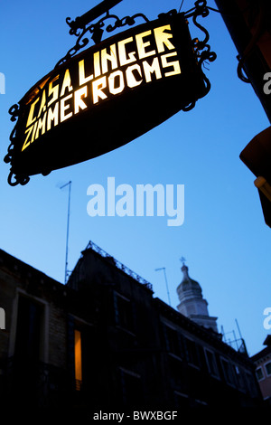 Un'annata segno pubblicità camere disponibili in una guest house a Venezia. Foto Stock