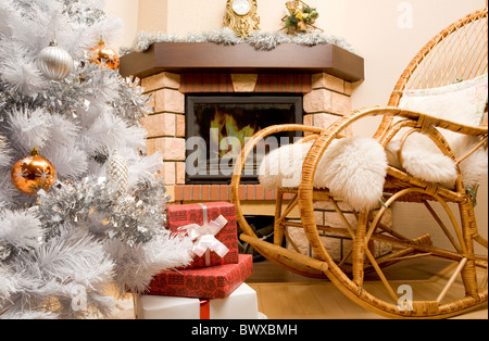 Immagine della casa camera con dondolo, albero di Natale, camino e doni in esso Foto Stock