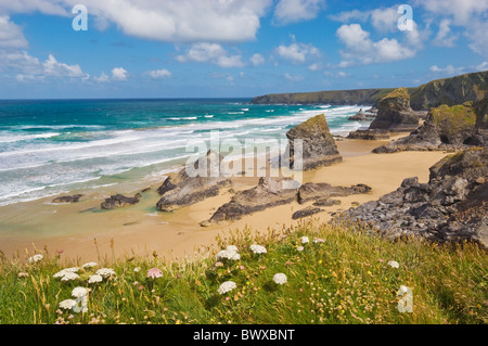 Tregurrian e la spiaggia con la bassa marea North Cornwall Inghilterra UK GB EU Europe Foto Stock