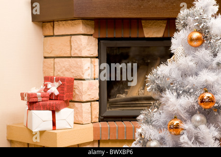 Immagine dell albero di Natale decorato, camino e giftboxes Foto Stock