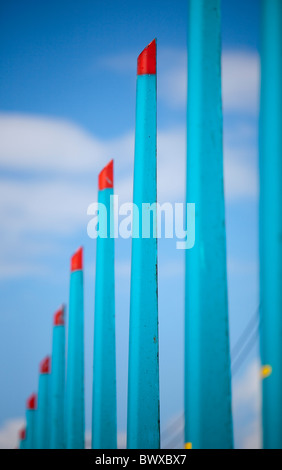 Blue struttura metallica di supporto barre con punte rosse , utilizzata in ferrovia per il trasporto di merci durante il trasporto di registri e di legname Foto Stock