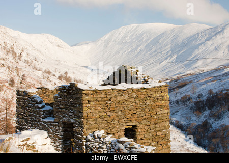 Un vecchio fienile su Kirkstone passano sopra la valle Troutbeck, Lake District, UK. Foto Stock