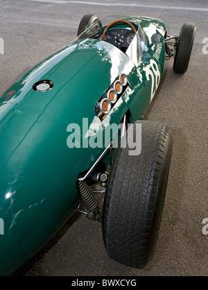 1961 Vanwall VW14 come ha corso da John Surtees, al 2010 Goodwood, Sussex, Inghilterra, Regno Unito. Vista posteriore. Foto Stock