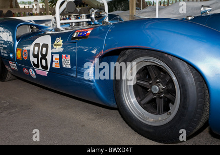 Graffiato e raschiato 1965 Lola-Chevrolet T70 Spyder. Nel paddock al 2010 Goodwood, Sussex, Inghilterra, Regno Unito. Foto Stock