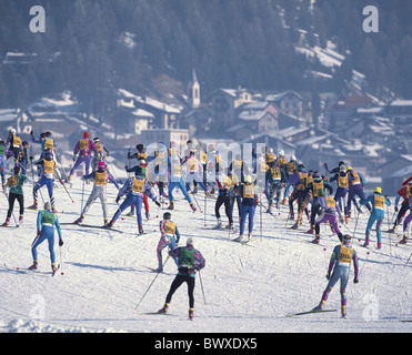 Villaggio Engadiner runner il campo Vista posteriore marathon Engadina Svizzera Europa sci di fondo cross- Foto Stock