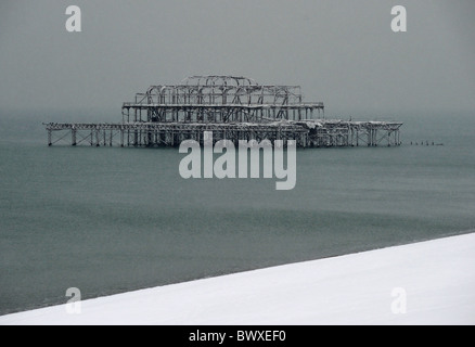 2 dicembre 2010 - Il Molo Ovest di Brighton East Sussex Regno Unito questa mattina dopo la pesante nevicata durante la notte Foto Stock