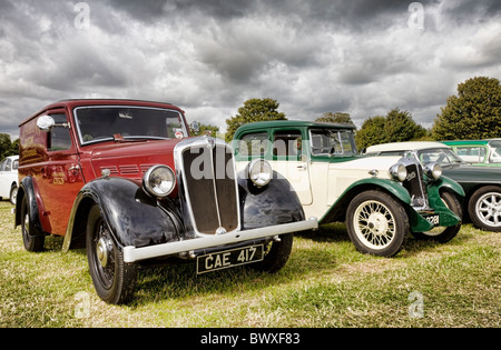 1935 Morris 10/4 van accanto a una Austin sette Swallow al 2010 Goodwood incontro, Sussex, Inghilterra, Regno Unito. Foto Stock