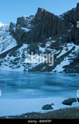 Un Llyn congelate d'ur Arddu e Clogwyn d'ur Arddu in inverno, Snowdonia Foto Stock